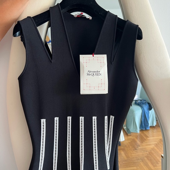 STUNNING NWT Alexander McQueen Black Mini Dress with White Accents - Picture 3 of 6